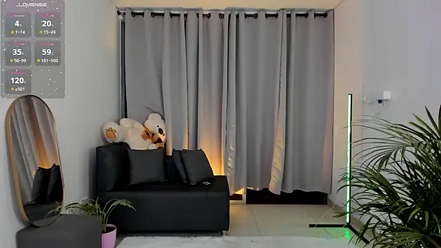 roxie gates  online show from February 21, 2025, 1:55 am