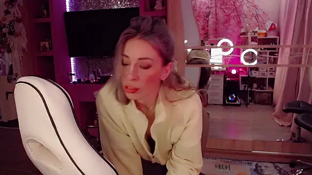 AnnieGOld  online show from February 7, 2026, 10:46 pm