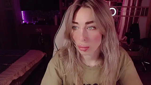 AnnieGOld  online show from March 12, 2026, 7:53 pm