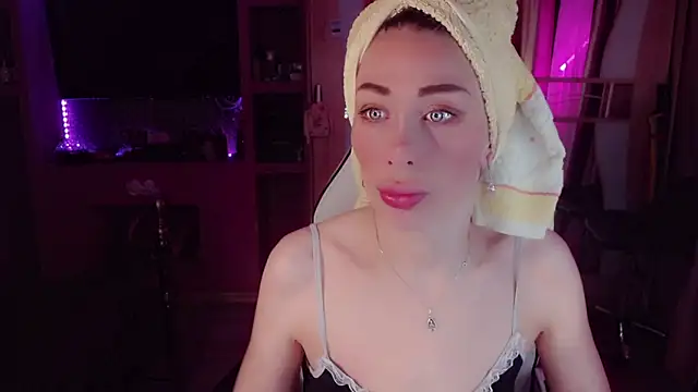 Snapshot of AnnieGOld_ chatting on May 9, 2026, 10:37 pm AnnieGOld online show from May 9, 2026, 10:37 pm