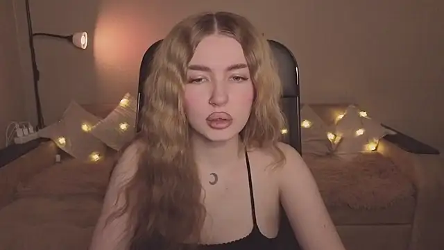 ViolettaLopez online show from February 15, 2026, 4:36 pm