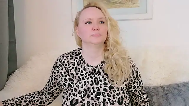 Sarah4you online show from April 6, 2026, 4:52 pm