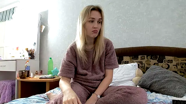 ModelEva online show from February 1, 2025, 10:37 am