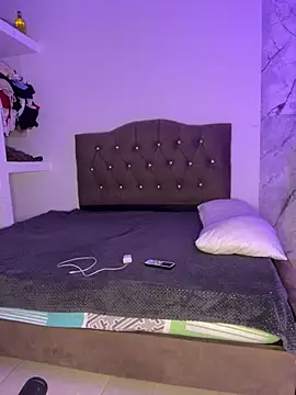 alysson 18 online show from April 2, 2026, 2:37 pm