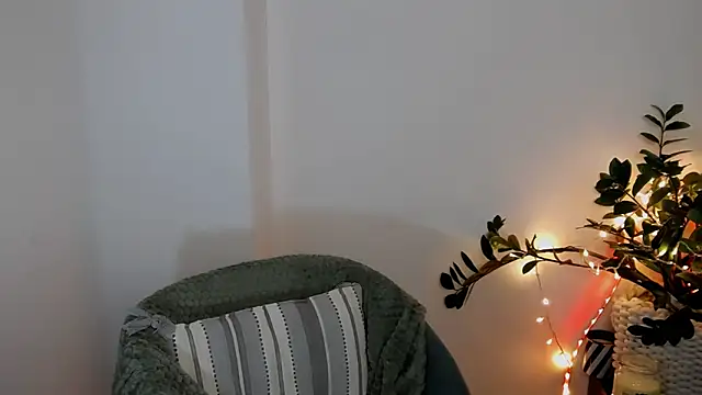 Xentthia online show from February 13, 2025, 6:05 pm