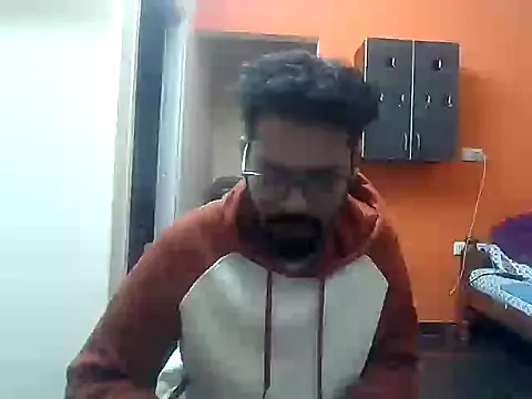 arhan3043 online show from October 28, 2025, 6:43 pm