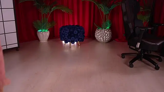 Snapshot of KittyCaitlin chatting on December 3, 2025, 12:51 am KittyCaitlin online show from December 3, 2025, 12:51 am