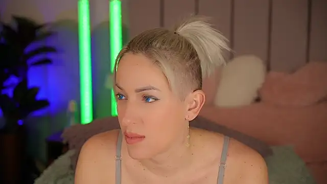 VickySecret96 online show from January 8, 2026, 5:48 pm