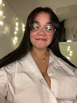 Snapshot of -Camila chatting on May 16, 2026, 4:42 am -Camila online show from May 16, 2026, 4:42 am