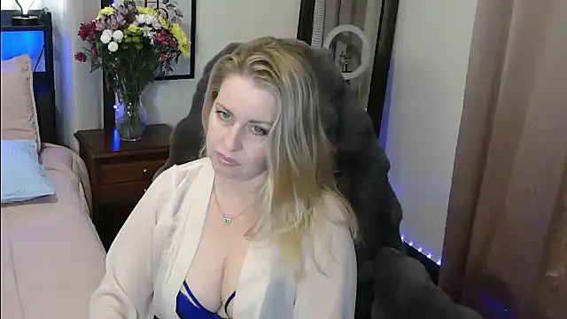 HollieBim online show from February 9, 2025, 4:46 am