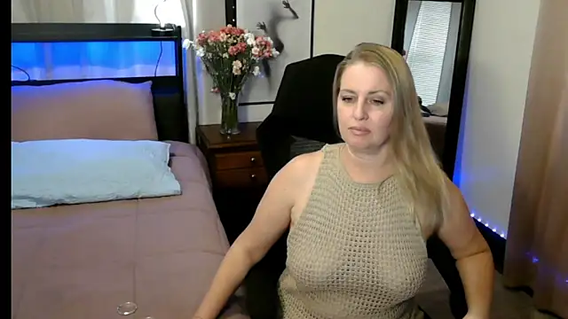 HollieBim online show from September 11, 2025, 3:12 pm