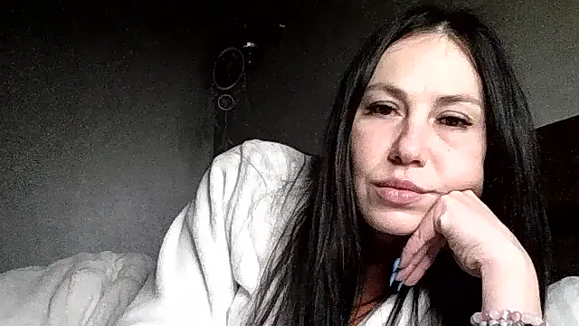 JulianaGold1 online show from February 5, 2026, 9:41 pm