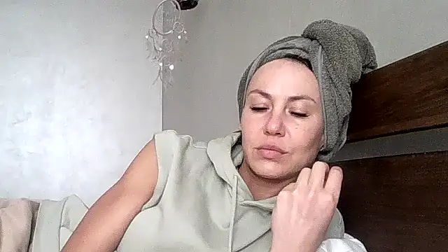 JulianaGold1 online show from April 19, 2026, 9:41 am