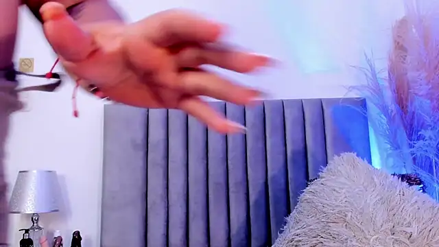 AGATHAA WHITE online show from March 4, 2025, 2:42 pm