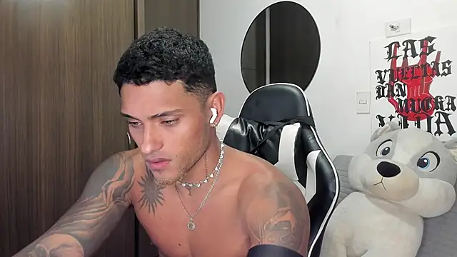 Snapshot of Alessandro_Vanni chatting on June 19, 2026, 12:15 am Alessandro Vanni online show from June 19, 2026, 12:15 am