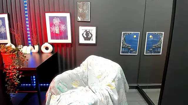 CarmenSoft online show from December 19, 2025, 8:27 pm