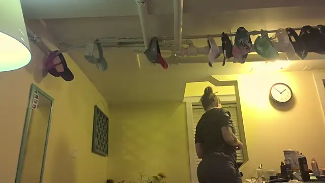 Snapshot of MaddisonX chatting on December 1, 2025, 6:51 am MaddisonX online show from December 1, 2025, 6:51 am