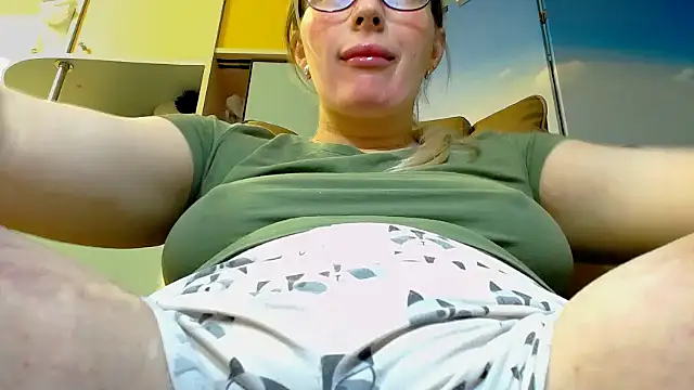 Snapshot of miaa_sunn chatting on December 4, 2025, 12:47 pm miaa sunn online show from December 4, 2025, 12:47 pm