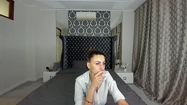 Rebecca Diamond online show from October 6, 2025, 5:27 am