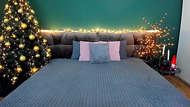 Rebecca Diamond online show from December 22, 2025, 6:43 am