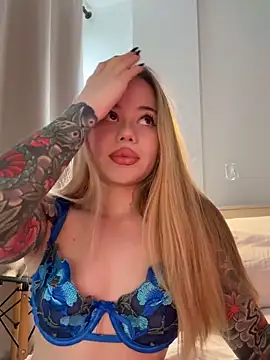 curchez  online show from December 4, 2025, 8:28 pm