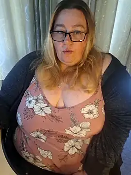 Snapshot of Iceprincess2bad4u chatting on May 10, 2026, 6:18 am Iceprincess2bad4u online show from May 10, 2026, 6:18 am