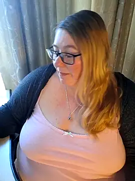 Snapshot of Iceprincess2bad4u chatting on May 16, 2026, 5:37 am Iceprincess2bad4u online show from May 16, 2026, 5:37 am