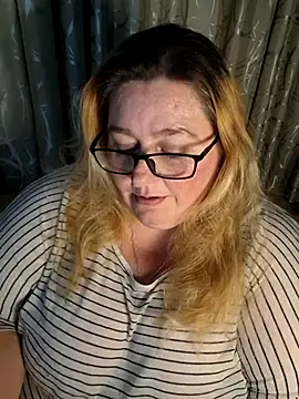 Snapshot of Iceprincess2bad4u chatting on May 27, 2026, 6:27 pm Iceprincess2bad4u online show from May 27, 2026, 6:27 pm