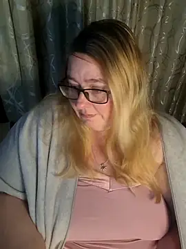 Snapshot of Iceprincess2bad4u chatting on June 3, 2026, 6:35 pm Iceprincess2bad4u online show from June 3, 2026, 6:35 pm