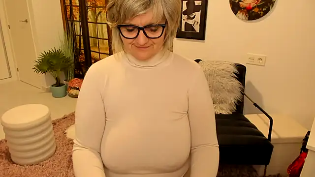 Snapshot of Milf-Ella chatting on March 3, 2025, 6:44 pm Milf-Ella online show from March 3, 2025, 6:44 pm