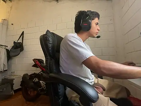 Max TheHorseDick online show from November 30, 2025, 4:00 pm