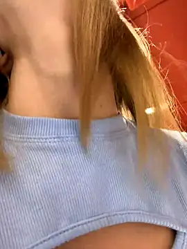 -AngelAri- online show from November 8, 2025, 9:02 pm