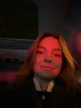 -AngelAri- online show from December 17, 2025, 8:04 pm