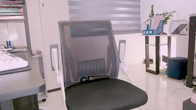 Shyn   online show from November 2, 2025, 2:47 am