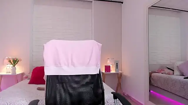 SophiaaStone online show from March 28, 2026, 12:05 pm