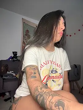 kiaraglam2 online show from November 21, 2025, 1:32 pm