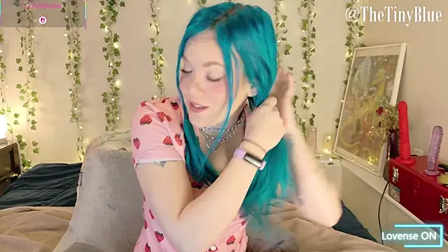 Snapshot of thetinyblue chatting on January 7, 2026, 5:37 pm thetinyblue online show from January 7, 2026, 5:37 pm