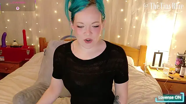 Snapshot of thetinyblue chatting on February 9, 2026, 5:39 pm thetinyblue online show from February 9, 2026, 5:39 pm