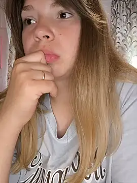 Snapshot of Zuli_Kiska chatting on July 27, 2026, 5:36 am Zuli Kiska online show from July 27, 2026, 5:36 am