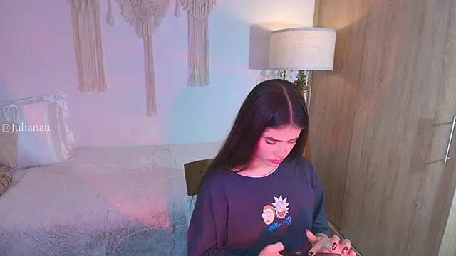 iriswest  online show from November 14, 2025, 11:46 pm