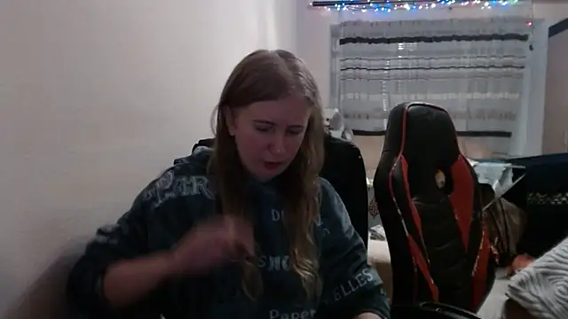 PeterAndJen online show from December 22, 2025, 7:44 pm