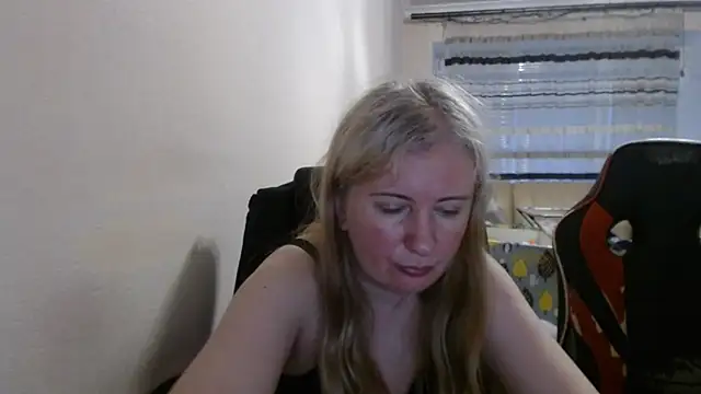 Snapshot of PeterAndJen chatting on June 17, 2026, 5:58 pm PeterAndJen online show from June 17, 2026, 5:58 pm