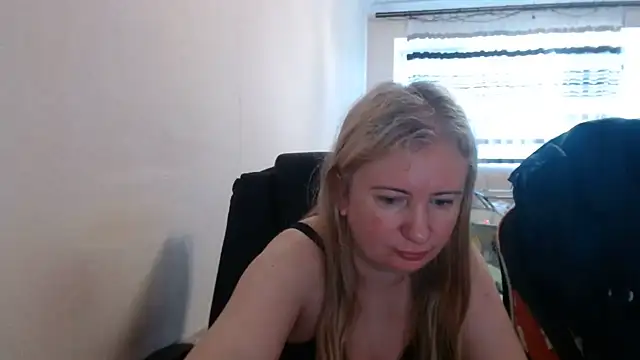 Snapshot of PeterAndJen chatting on June 18, 2026, 6:02 am PeterAndJen online show from June 18, 2026, 6:02 am