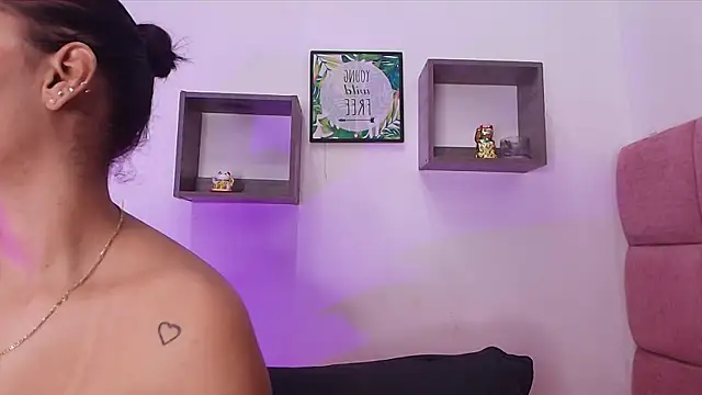 lorrayne  online show from February 13, 2025, 11:50 am