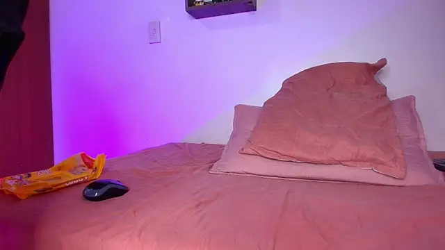 lorrayne  online show from March 18, 2025, 6:04 pm