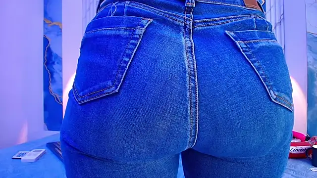 lorrayne  online show from October 31, 2025, 12:06 pm