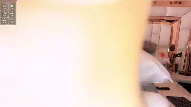 Snapshot of im_yours_01 chatting on January 9, 2025, 7:10 am im yours 01 online show from January 9, 2025, 7:10 am