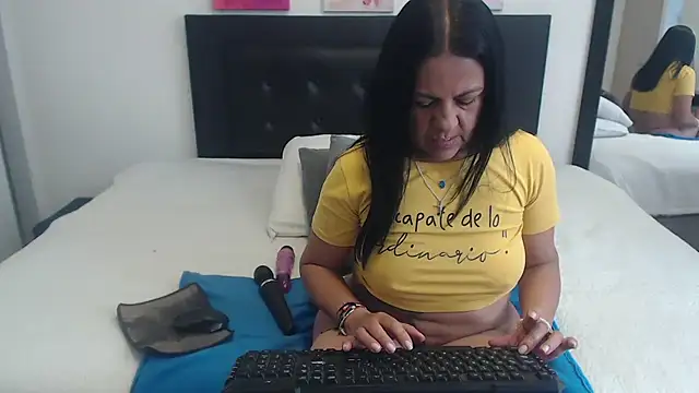 Snapshot of katiehotx chatting on October 24, 2025, 2:24 pm katiehotx online show from October 24, 2025, 2:24 pm