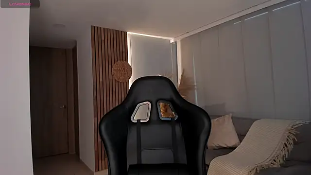 AnnieHallX online show from March 4, 2025, 12:01 pm