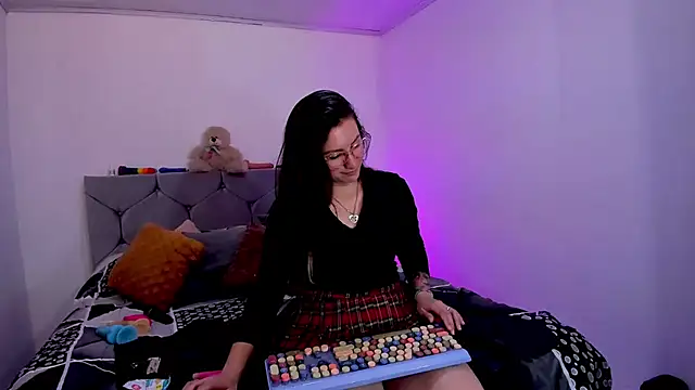 vanessabrown  online show from September 29, 2025, 6:35 pm